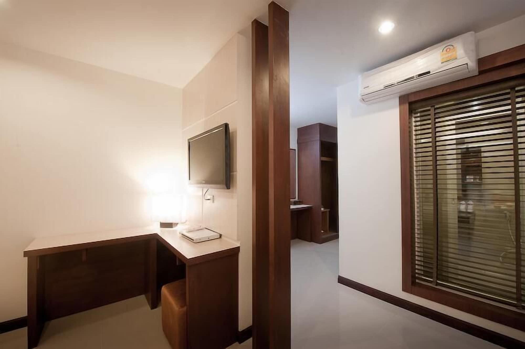 Hotel Tuana Blue Sky Patong Esterno foto
