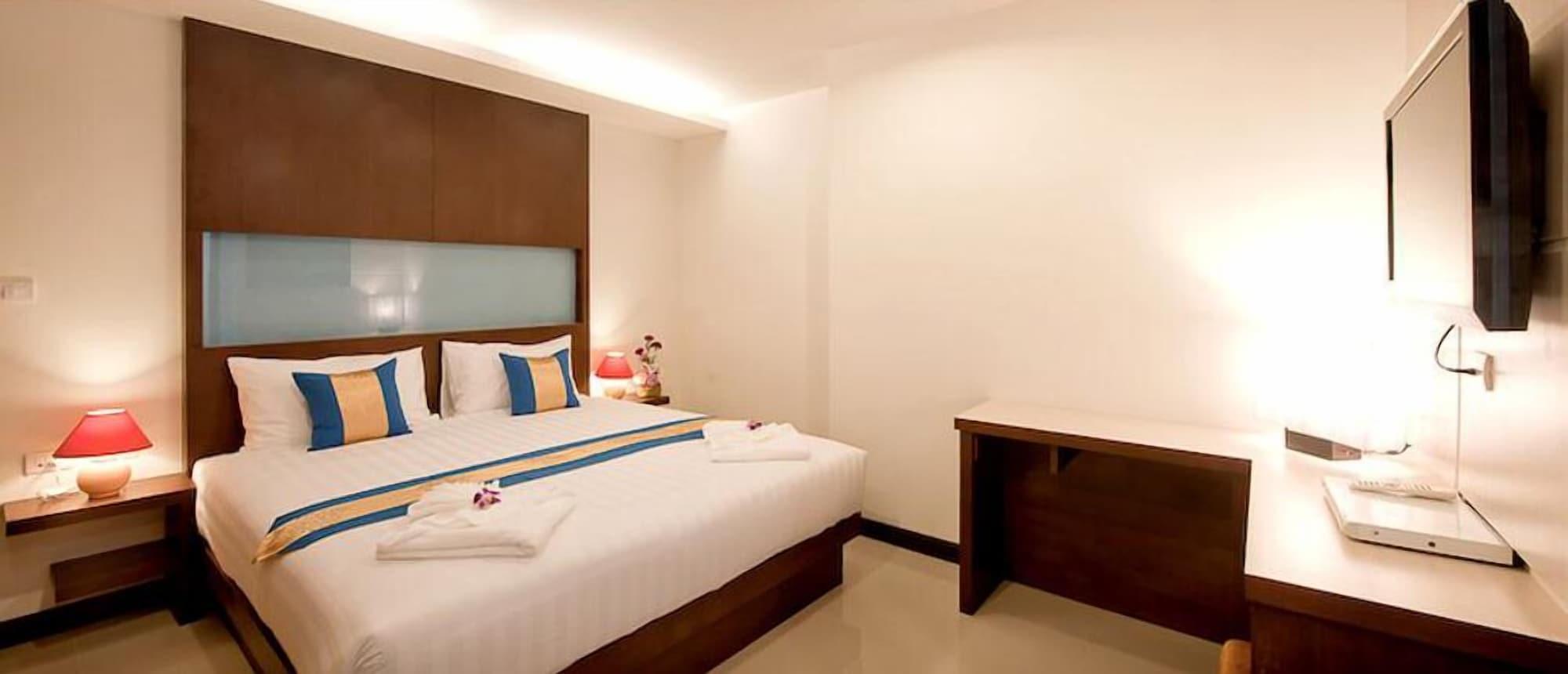 Hotel Tuana Blue Sky Patong Esterno foto