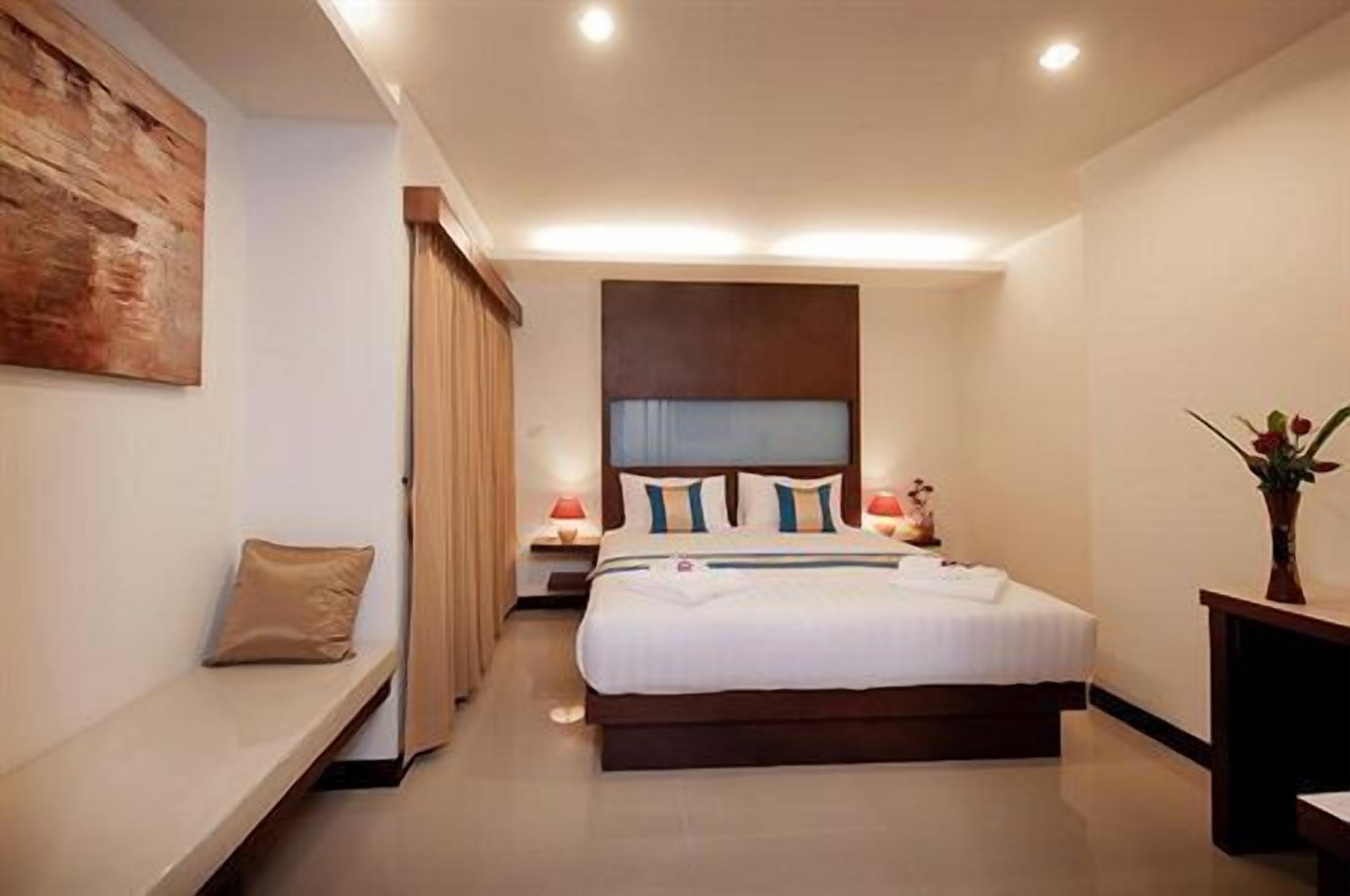 Hotel Tuana Blue Sky Patong Esterno foto
