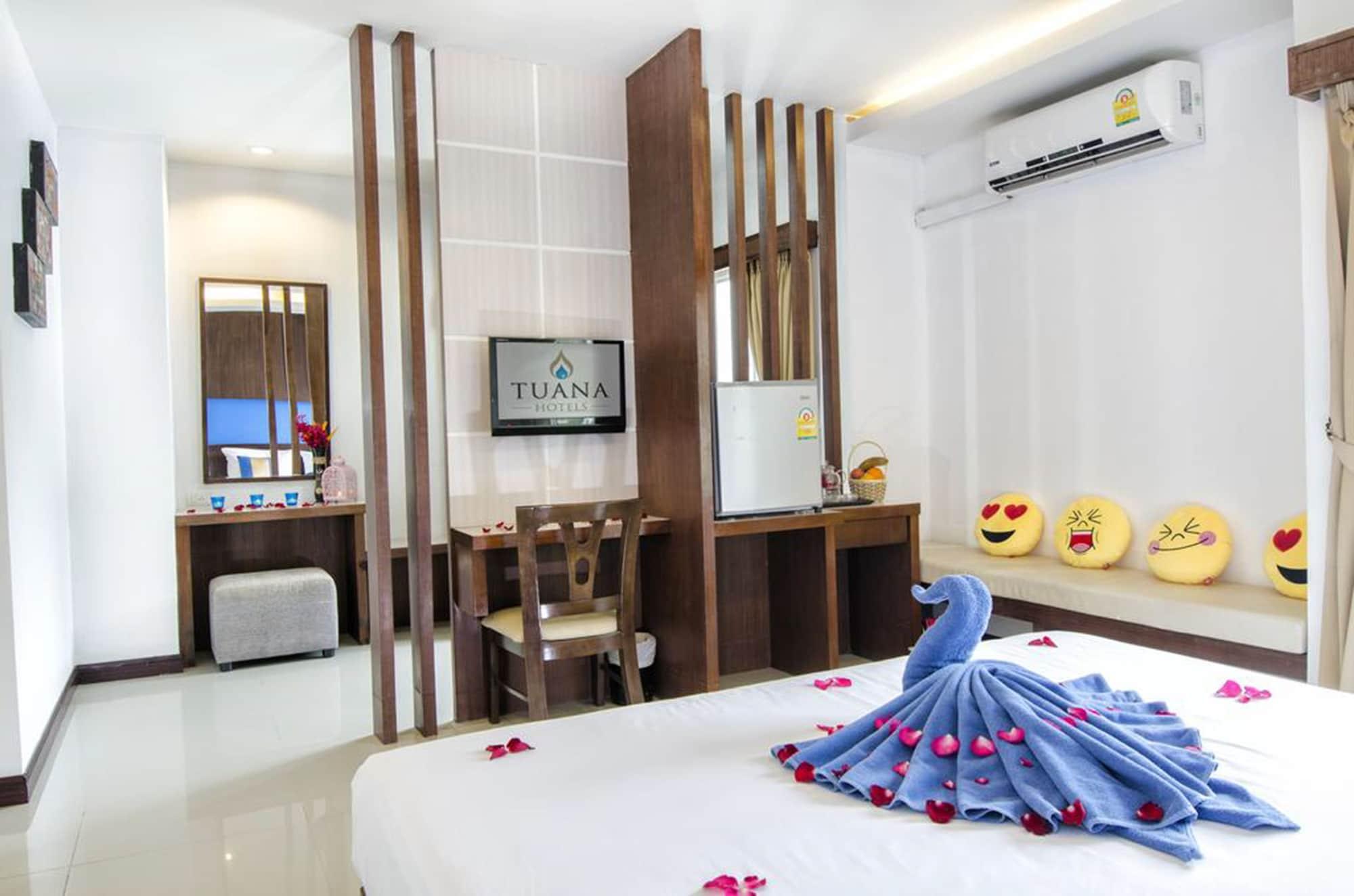 Hotel Tuana Blue Sky Patong Esterno foto