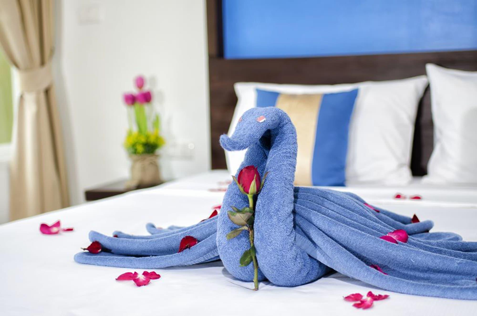Hotel Tuana Blue Sky Patong Esterno foto