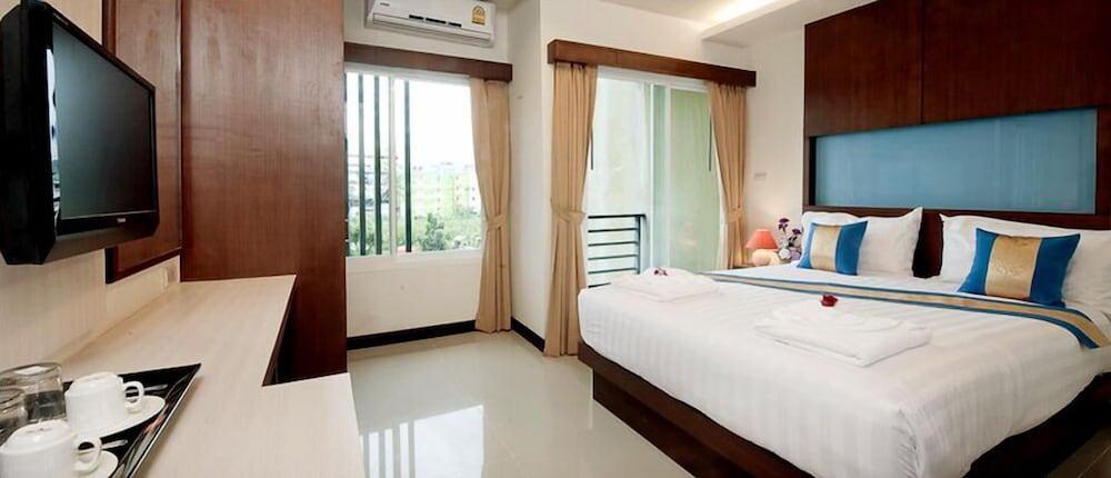 Hotel Tuana Blue Sky Patong Esterno foto
