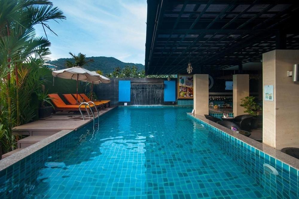 Hotel Tuana Blue Sky Patong Esterno foto