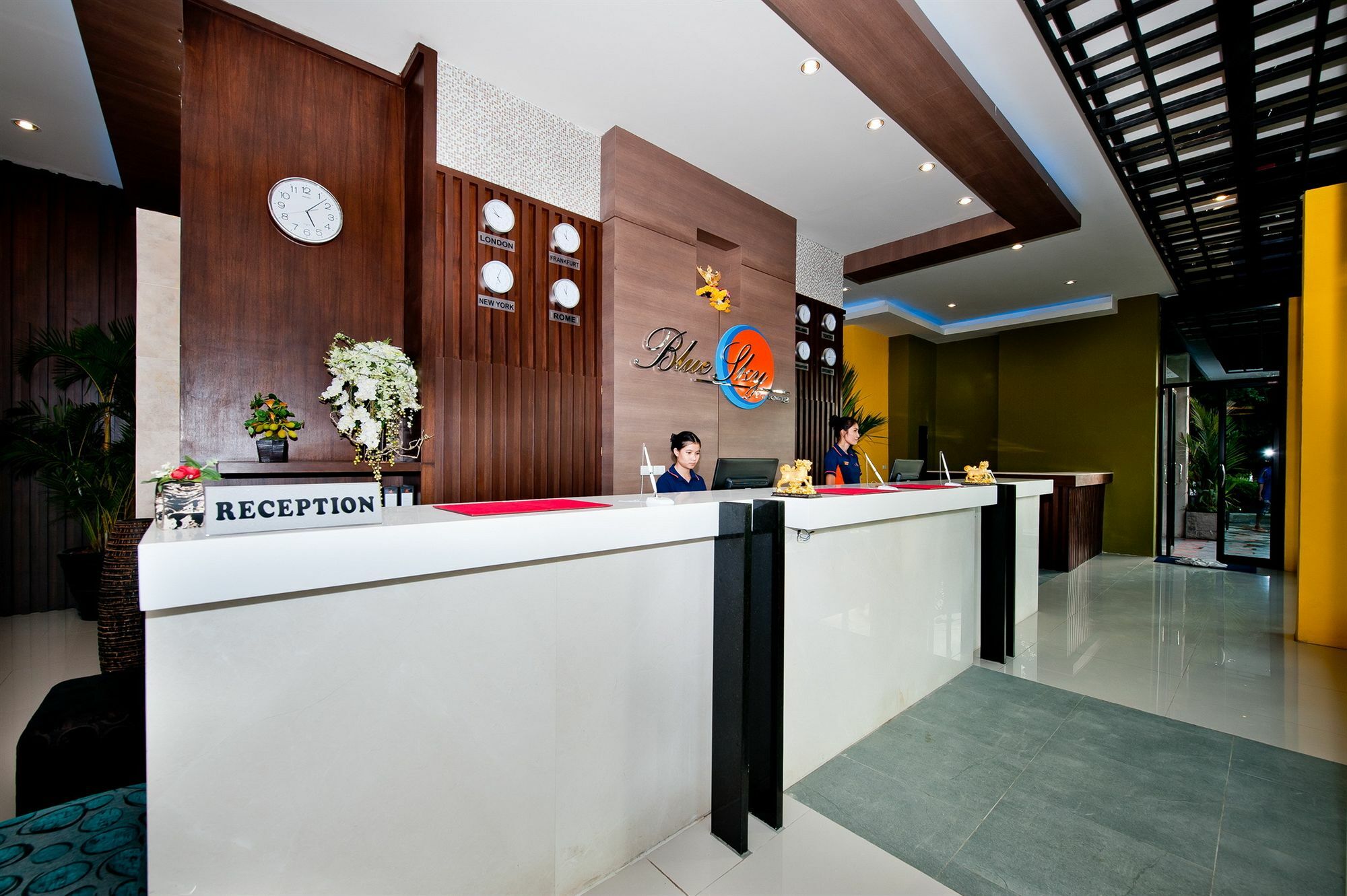 Hotel Tuana Blue Sky Patong Esterno foto