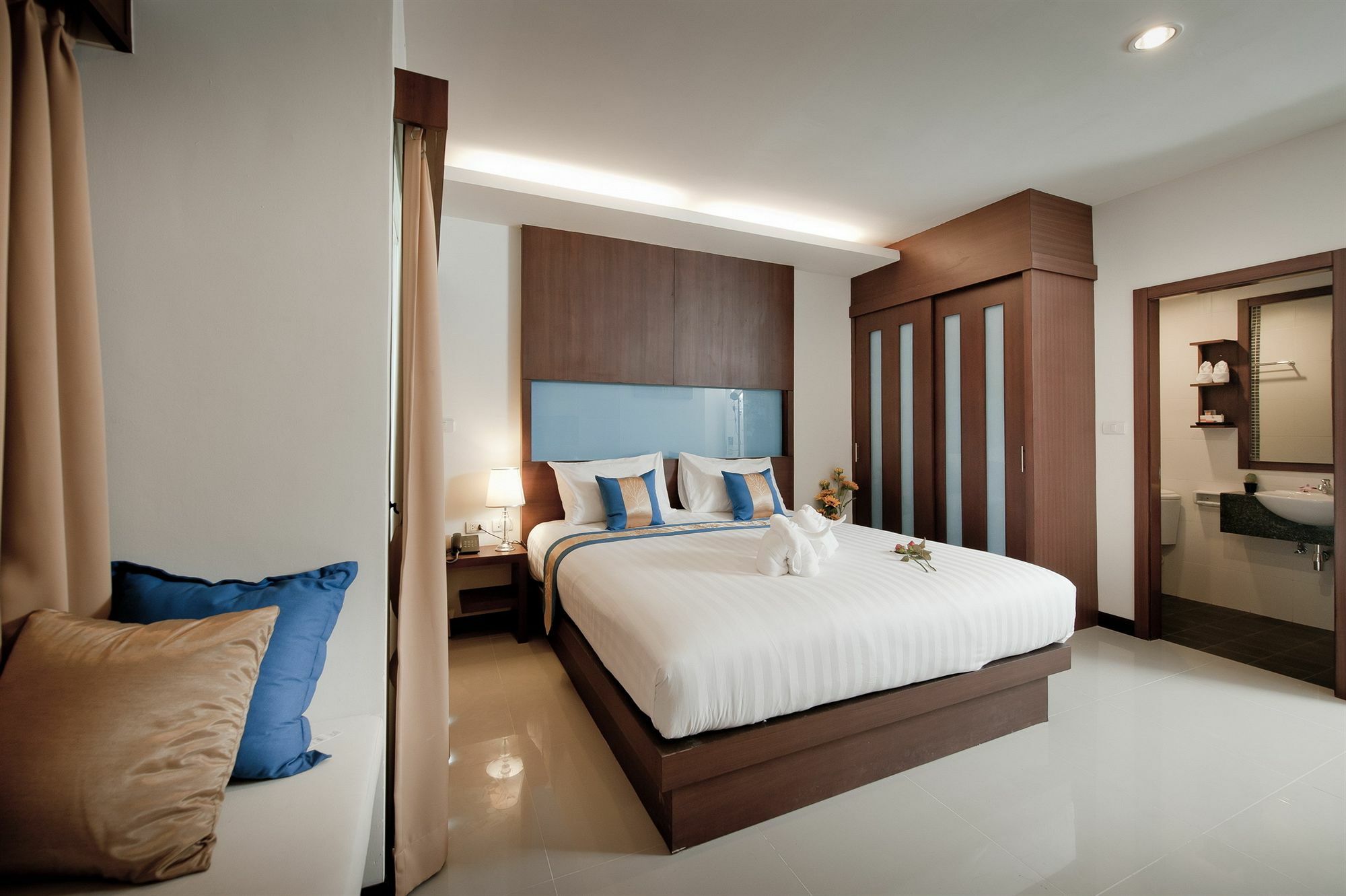Hotel Tuana Blue Sky Patong Esterno foto