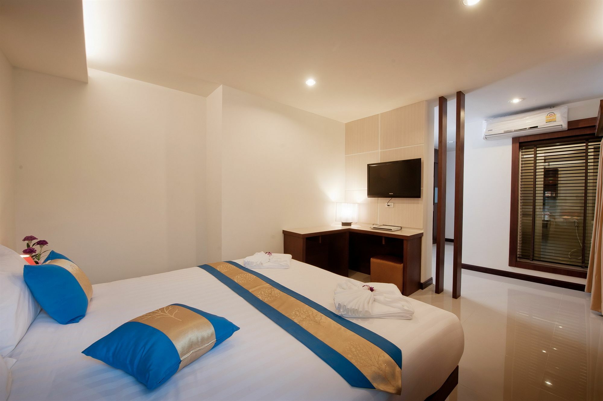 Hotel Tuana Blue Sky Patong Esterno foto