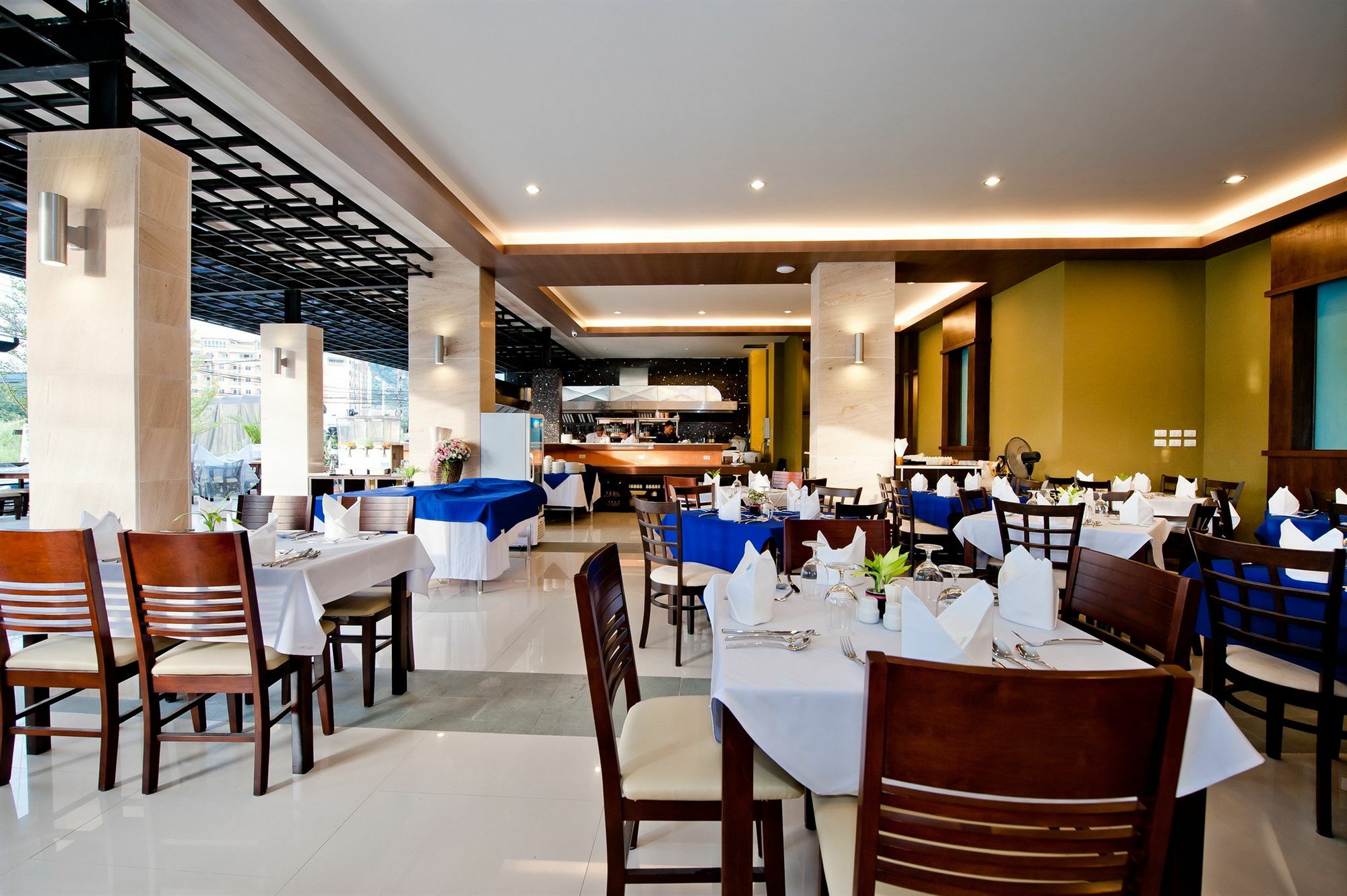 Hotel Tuana Blue Sky Patong Esterno foto